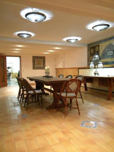 une salle à manger avec une grande table et des chaises dans l'établissement les arbousiers, à Céret
