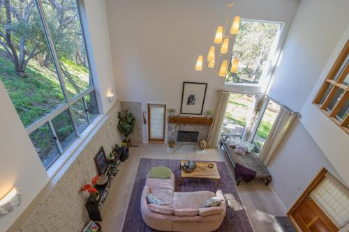 una vista aérea de una sala de estar con grandes ventanas en The Butterfly House en Malibu