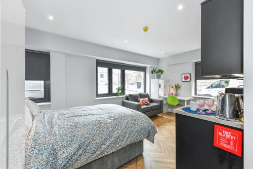 een keuken en een woonkamer met een bed in een kamer bij The Varsity Studios in Nottingham