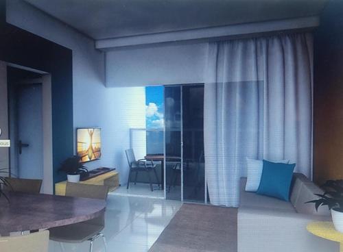 un salon avec un canapé et une table dans l'établissement Solar das Águas Park Resort, à Olímpia