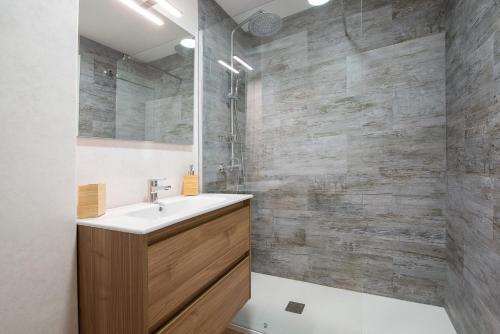une salle de bain avec un lavabo et une douche dans l'établissement Apartamento Caridad 14 Centro Histórico Cartagena, à Carthagène