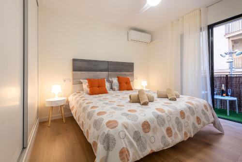 ein Schlafzimmer mit einem großen Bett mit orangefarbenen Kissen in der Unterkunft Apartamento Caridad 14 Centro Histórico Cartagena in Cartagena