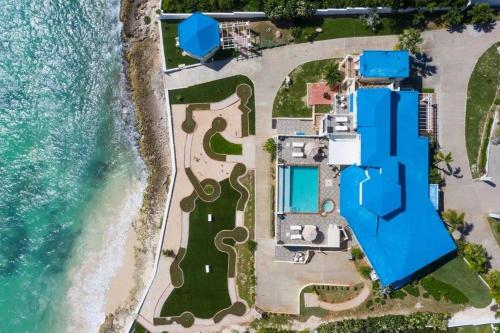 una vista aérea de una villa en la playa en Anguilla - Villa Anguillitta villa en Blowing Point Village