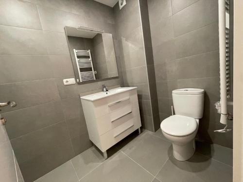 W łazience znajduje się toaleta, umywalka i lustro. w obiekcie IZARRA by Smiling Rentals w mieście Hondarribia