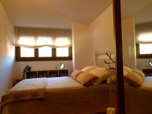 1 dormitorio con 2 camas y espejo en RECONQUISTA EL PARAISO, en Cangas de Onís