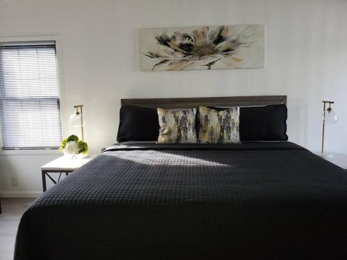 Katil atau katil-katil dalam bilik di Home in Syracuse/Ranch Style