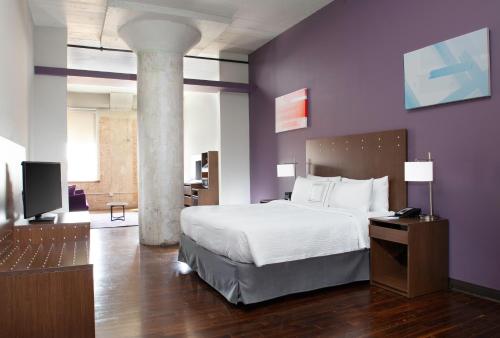 een hotelkamer met een bed en een televisie bij Fairfield Inn & Suites by Marriott Dallas Downtown in Dallas