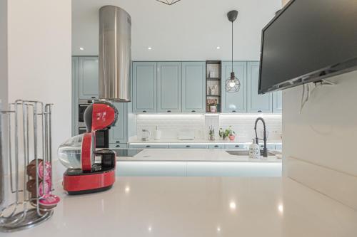 a kitchen with a red blender on a counter at Villa Whiteloft Pool Spa Lounge in Corroios