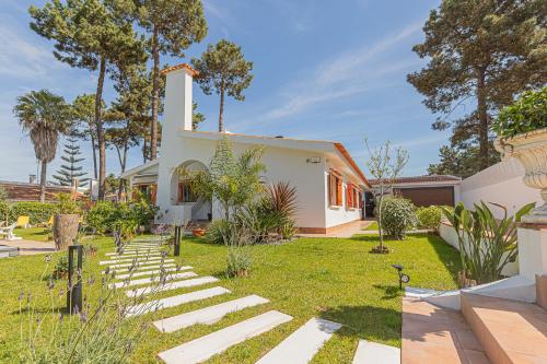 Gallery image of Villa Whiteloft Pool Spa Lounge in Corroios
