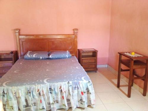 - une chambre avec un lit et 2 tables de chevet dans l'établissement La Ponderosa, à Asuncion