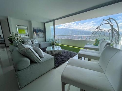 PENHOUSE (40 Floor) to enjoy the VIEW OF THE CITY! في إتاوي: غرفة معيشة بأثاث أبيض ونافذة كبيرة