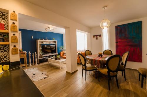 - une salle à manger avec une table, des chaises et une télévision dans l'établissement Cozy home - La casa de Luna, à Cusco
