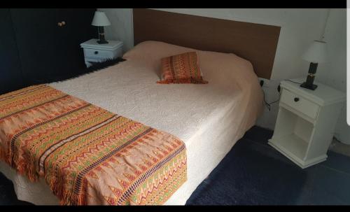 1 Schlafzimmer mit 2 Einzelbetten und 2 Nachttischen in der Unterkunft Depto Dolores in Dolores