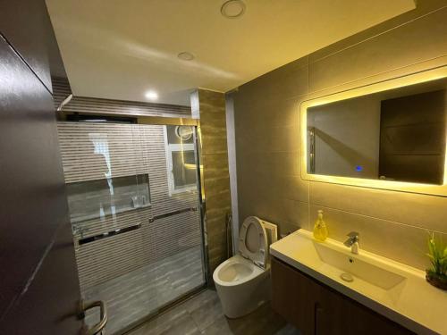 Bathroom sa High Rise Presidential Suite in Elysium Opp Centaurus