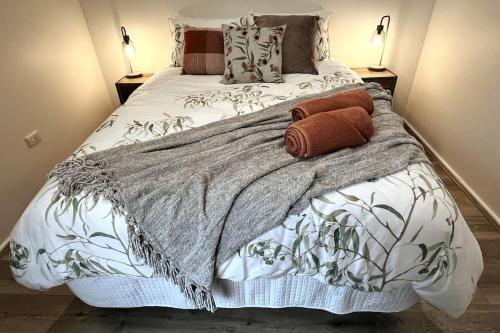 duże łóżko z dwoma poduszkami na górze w obiekcie The Retreat Terrigal 3bed 100m to beach w mieście Terrigal