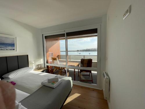1 dormitorio con cama y vistas al océano en IBAIA by Smiling Rentals, en Hondarribia