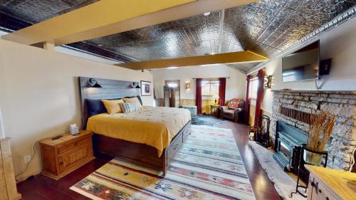 Giường trong phòng chung tại Pack Creek ~ The Lodge