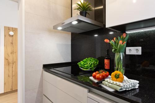 una cocina con encimera con verduras. en Confort apartamentos en playa, 3 DRM, en Barcelona