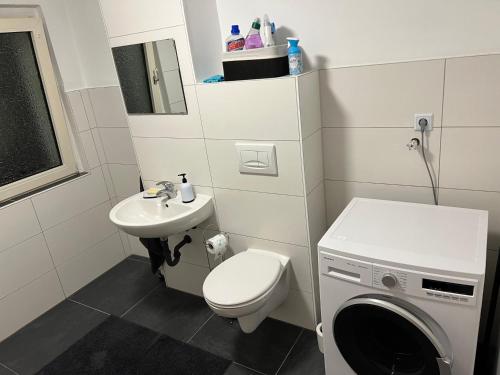 Baño pequeño con aseo y lavamanos en A&V Apartments Sweet Home en Gelsenkirchen