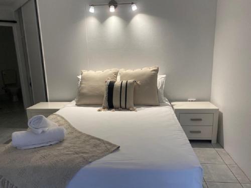 Un pat sau paturi într-o cameră la ROOFTOP APARTMENT AT MARINA TERRACES