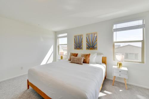 - une chambre blanche avec un grand lit et 2 fenêtres dans l'établissement Coachella Vacation Rental Near Empire Polo Field!, à Coachella