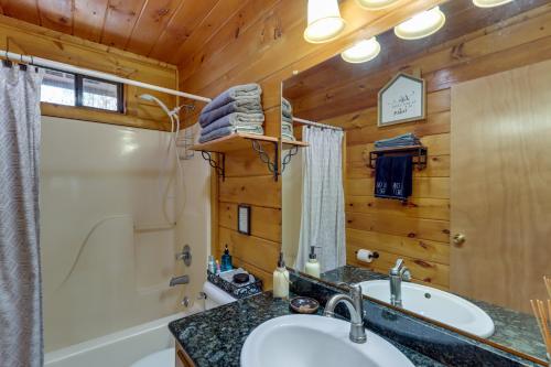 ein Badezimmer mit Waschbecken, Dusche und Badewanne in der Unterkunft Blue Ridge Cozy Cabin in the Woods with Hot Tub! in Blue Ridge
