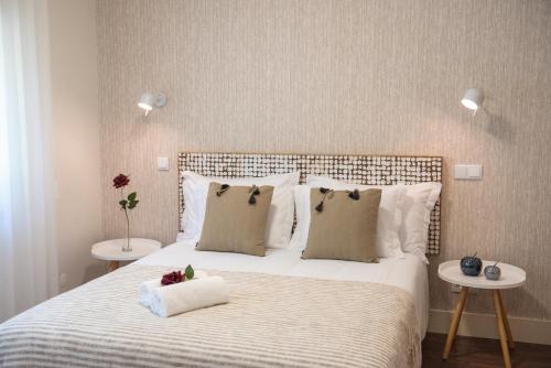 1 dormitorio con 1 cama blanca grande y 2 mesas en Rota VMF - Alcobaça, en Cruz da Légua