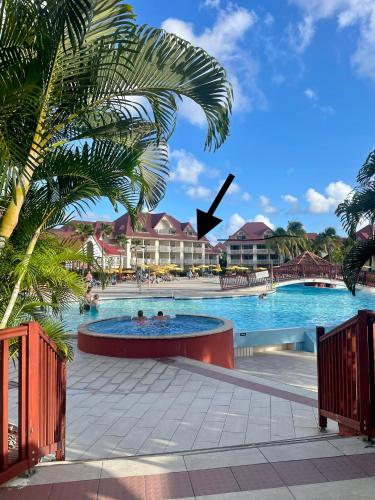 Piscine de l'établissement Appart avec piscine et vue mer - TIC ou située à proximité