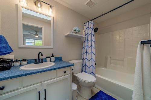 y baño con lavabo, aseo y bañera. en Cozy Home, Close to Ocean and Redwoods, en McKinleyville