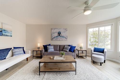 ein Wohnzimmer mit einem Sofa und einem Tisch in der Unterkunft Cozy Home, Close to Ocean and Redwoods in McKinleyville