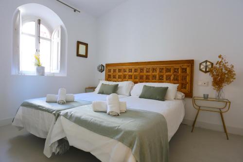 2 bedden in een slaapkamer met witte muren bij VILLA CLAVERO SEVEN Premium Apt in Málaga
