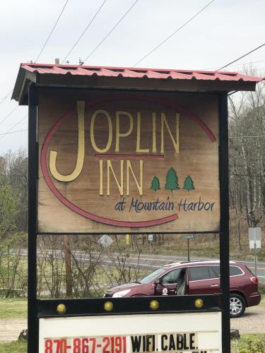 a sign for a joplin inn in a parking lot at JIS12 - Budget friendly queen studio with full kitchen, two queen beds and sleeper sofa in Mount Ida