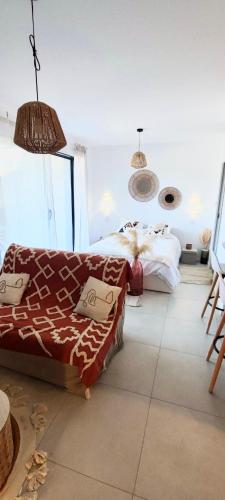 une chambre avec un lit et un canapé dans l'établissement Appartement Agosta Plage, à Porticcio