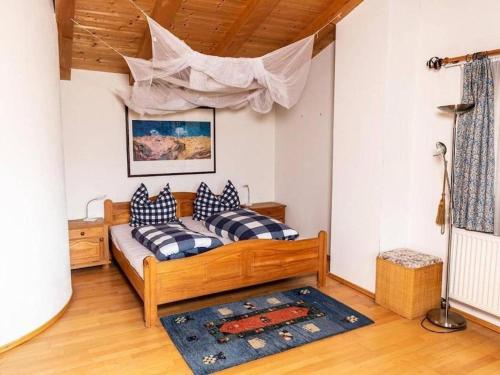 Un dormitorio con una cama con almohadas. en Beautiful holiday home in Kundl in Tyrol, en Kundl