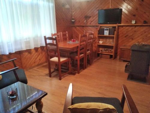 comedor con mesa con sillas y TV en Family friendly house with a parking space Kuzelj, Gorski kotar - 20980, en Kuželj