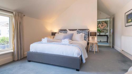 um quarto com uma cama grande e uma janela em Sumner Surf Break Apt 1 em Christchurch