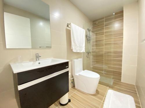 a bathroom with a sink and a toilet at JUAN DOLIO villa Palmera in Los Corrales