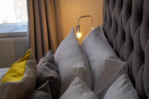 a group of pillows sitting on a bed at SHM Stays HS2 workers Great for long term stays & Short Stays, 15 min drive to City Centre & Airport 2 min walk to Shops and Train Station in Birmingham