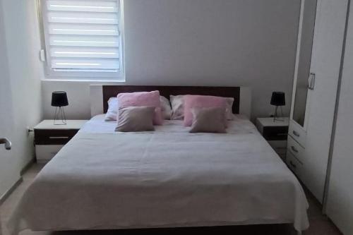 Apartments with parking space Kastel Stafilic, Kastela - 21012