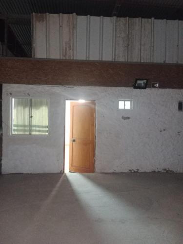 an empty room with a door and a window at Habitación cerca aeropuerto in Calama