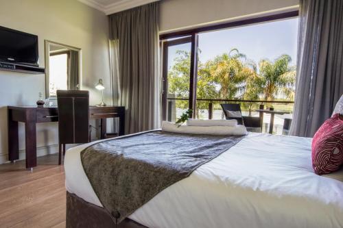 Ένα ή περισσότερα κρεβάτια σε δωμάτιο στο River Place Manor