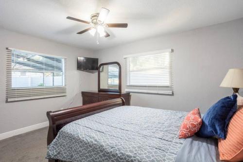 1 dormitorio con 1 cama y ventilador de techo en EntireHouse w/Bush Garden View_Private Heated POOL en Tampa