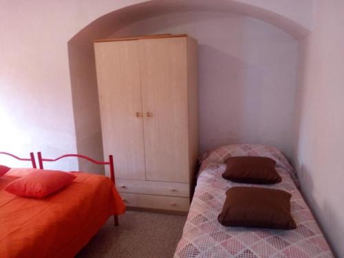 una camera con due letti e un armadio di CASA ZITO a Cirò Marina