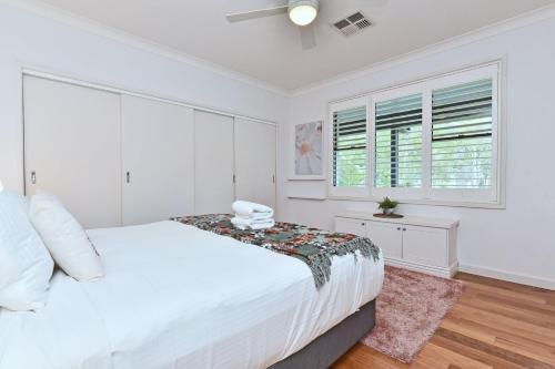 Palmers Lane On Vineyard 5br Homestead with Poolにあるベッド