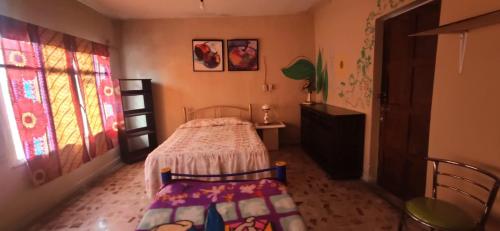 ein kleines Schlafzimmer mit einem Bett und einem Fenster in der Unterkunft La Providencia in Orizaba