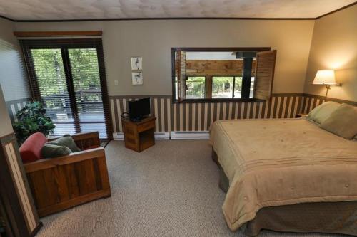 um quarto com uma cama e uma televisão em Seven Springs Swiss Mountain 3 Bedroom Standard Condo, Close to Golf Course condo em Champion