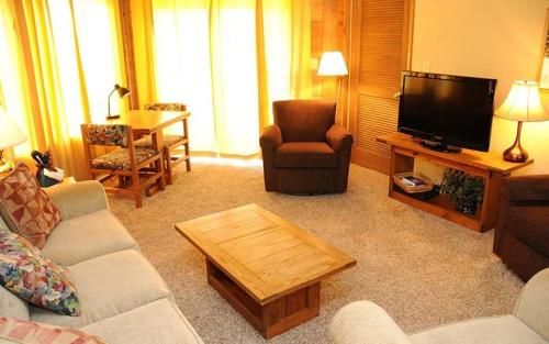 ein Wohnzimmer mit Couch und Flachbildfernseher in der Unterkunft Seven Springs Stoneridge 3 Bedroom Standard Condo - Ski-In Out, Pet Friendly! condo in Champion