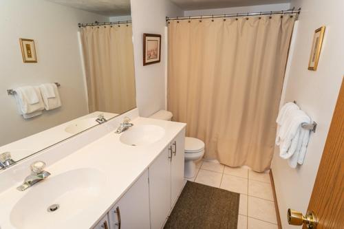 uma casa de banho branca com um lavatório e um WC em Seven Springs Meadowridge 2 Bedroom Standard Condo with Loft, Mountain Views! condo em Champion