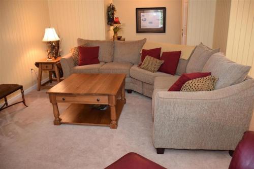 ein Wohnzimmer mit 2 Sofas und einem Couchtisch in der Unterkunft Seven Springs 2 Bedroom Standard Condo with Private Deck! condo in Champion
