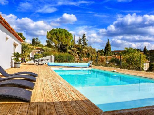 Inviting holiday home in Lorgues with private pool